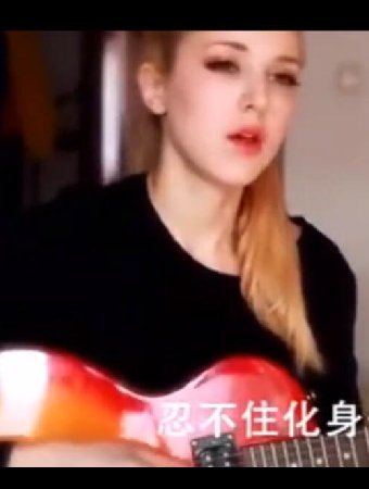 法國(guó)美女吉他彈唱<默> 超級(jí)好聽(tīng)