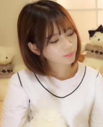 美女吉他彈唱《童話》食品 聲音甜甜的