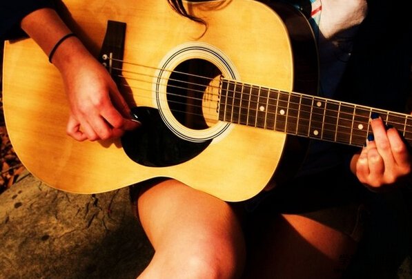 新手吉他撥弦的技巧和訓練