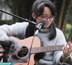 這位美女吉他彈唱《成都》 你給幾分？