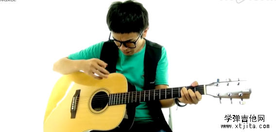 新手學(xué)吉他第四天:C和弦